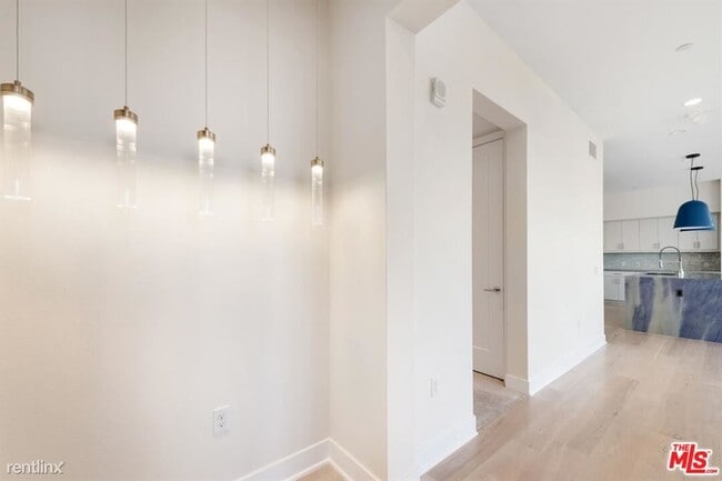 Foto del edificio - 3 br, 2.5 bath House - 5837 Village Dr Apt 4