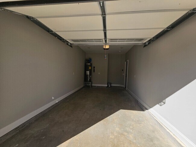 Building Photo - RECENT BUILD TOWNHOME - LUXURY IN THE CENT...