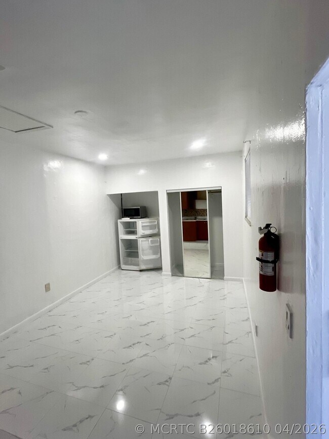 Building Photo - 2321 Tarpon Dr
