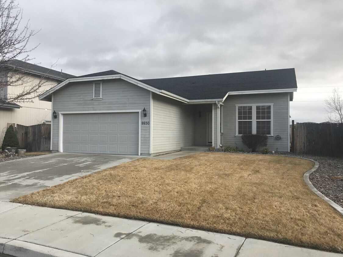 Foto principal - Adorable single story 3 bedroom, 2 bath ho...