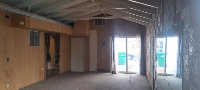 Building Photo - 302 Denslowe Street