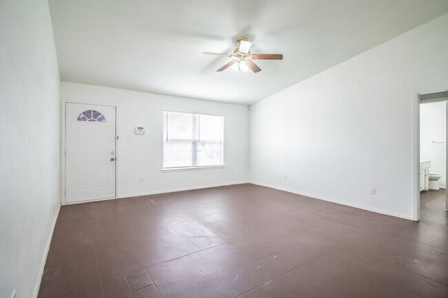 Building Photo - 4 Bedroom 2 bathroom house in Frenship ISD...