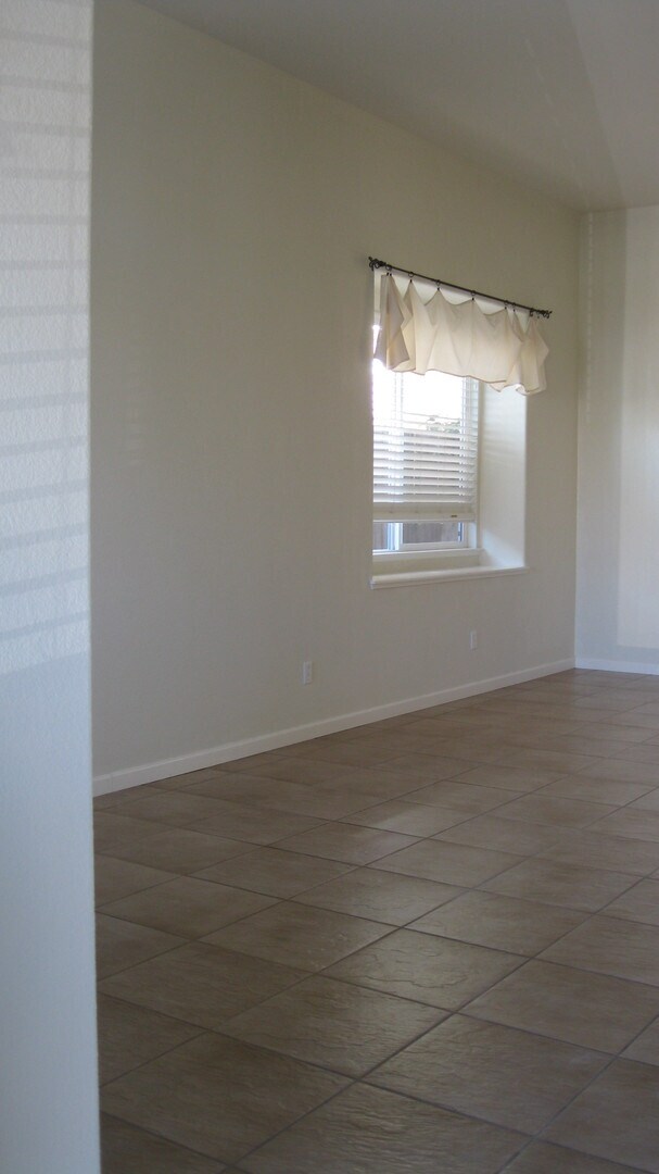 Foto del edificio - East Roseville, New Carpet * Paint, 2657sq...