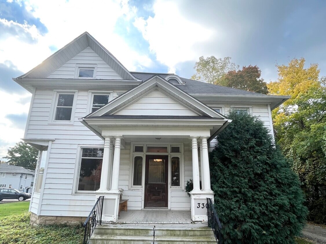 Primary Photo - 330 Main St
