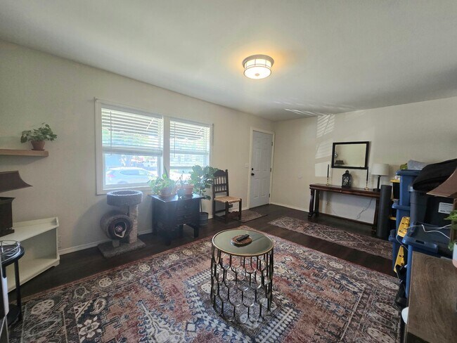 Foto del edificio - Spacious 4 Bedroom Home with Fenced Yard + Pet Friendly! NOT FURNISHED