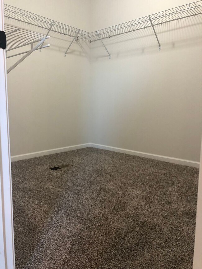 Building Photo - Gorgeous 3 Bed 3 Bath w/ 2 Car Garage Home