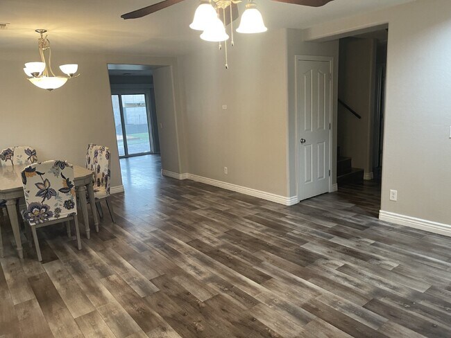 Building Photo - Spacious 5 Bed House - Section 8 Welcome!