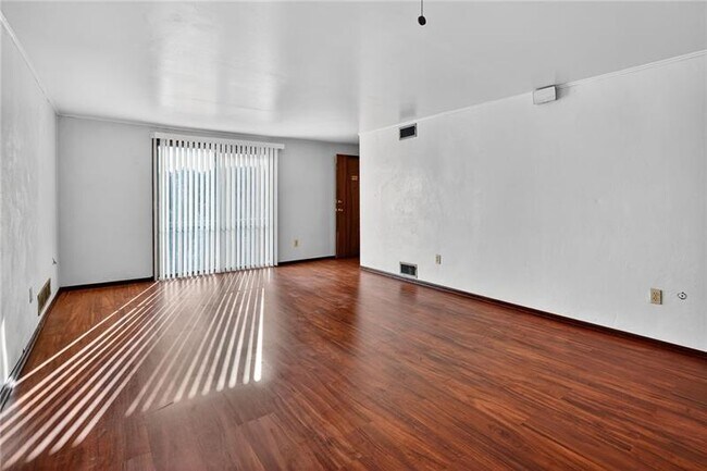 Foto del edificio - 4034 Murray Ave