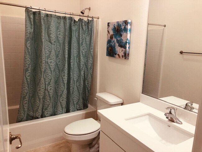 Foto del edificio - Stylish 5 Bed/3 Bath Townhome In The Heart...
