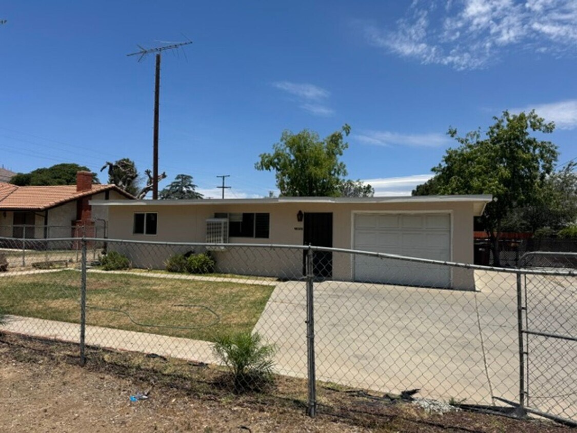 Foto del edificio - 23890 Hemlock Ave