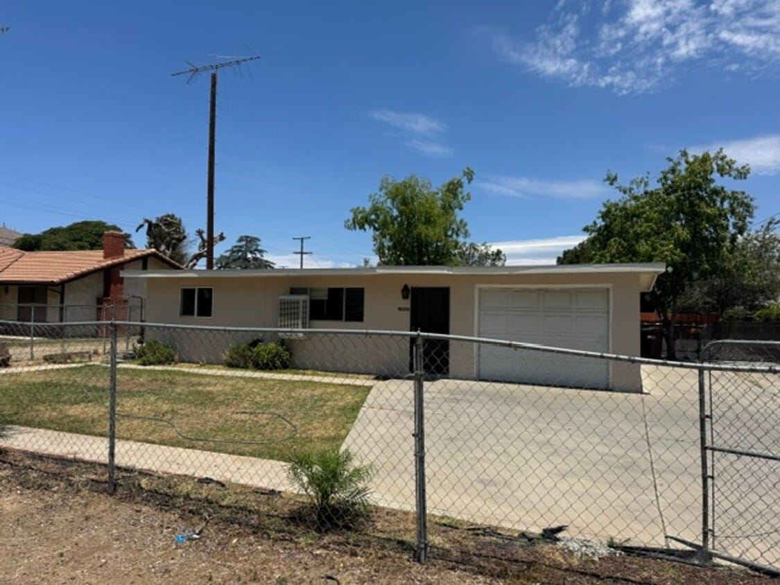 Building Photo - Beautifully renovated 2 bedroom home is now available for rent!