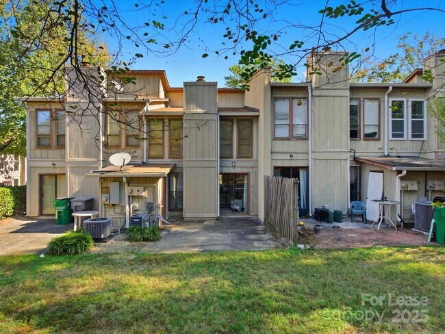 Foto del edificio - 7925 Charter Oak Ln