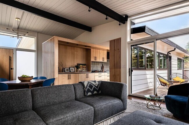 Foto del edificio - 1955 Mid-Century Modern extensively design...