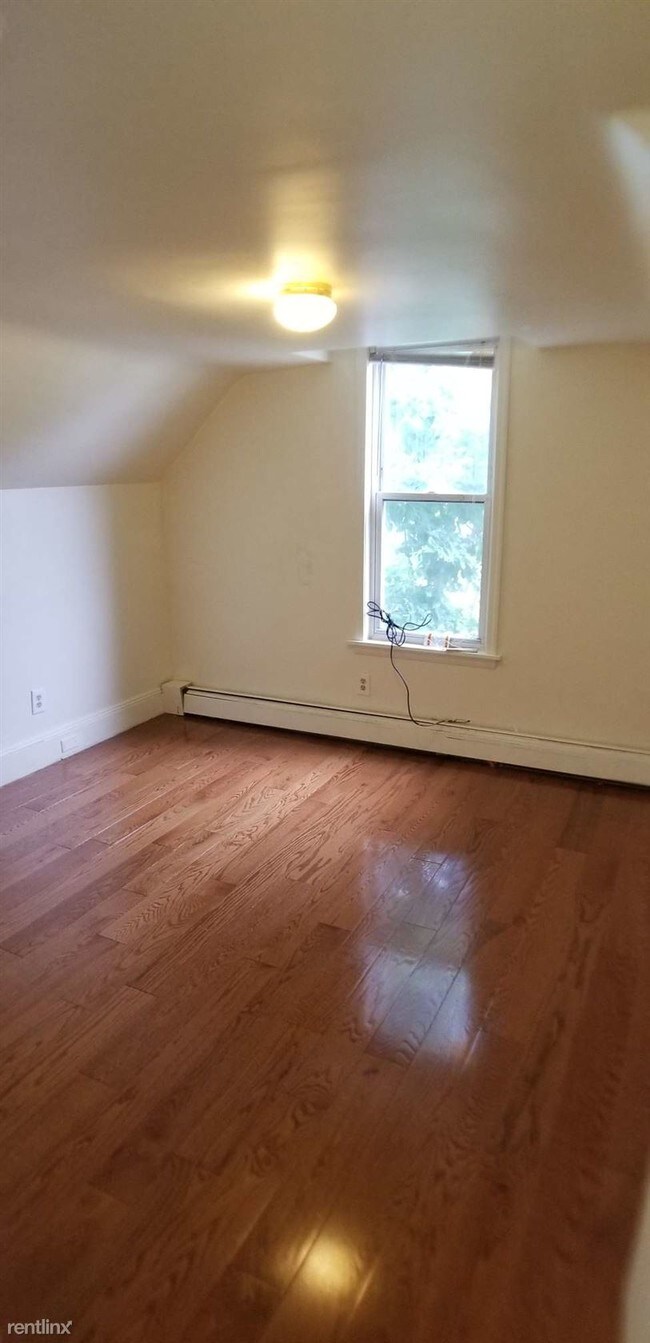 Foto del edificio - 3 br, 1 bath  - 127 S 13th St Apt 2