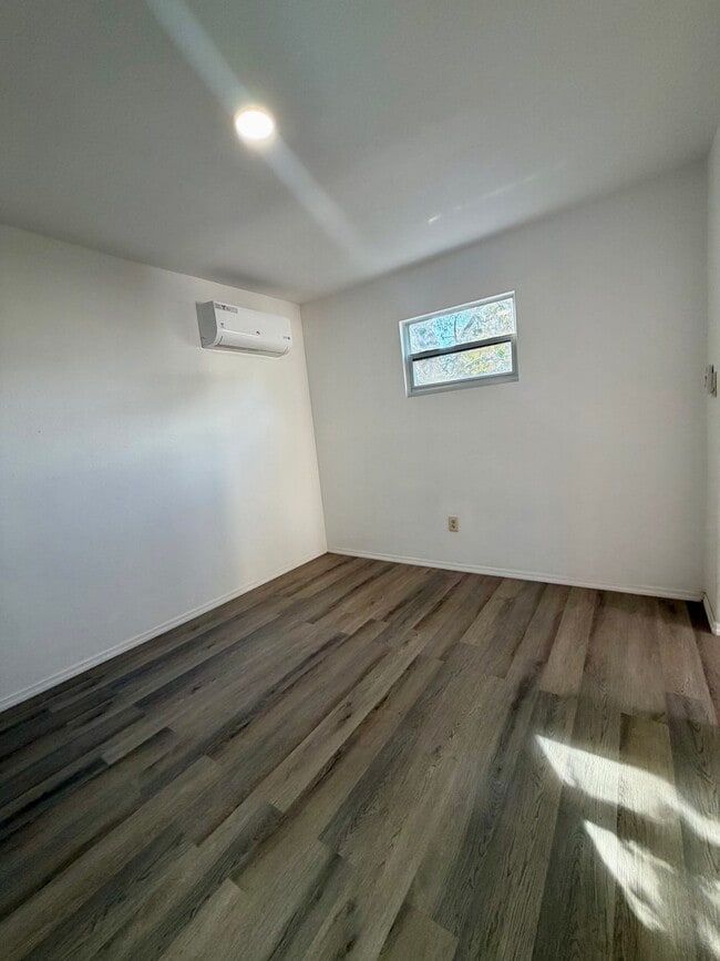 Foto del edificio - 4007 Deleuil Ave