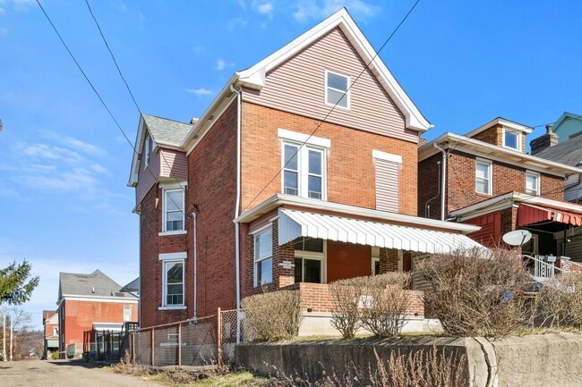 Spacious 5 Bedroom 1.5 Bathroom Home in Ha... - Spacious 5 Bedroom 1.5 Bathroom Home in Ha...