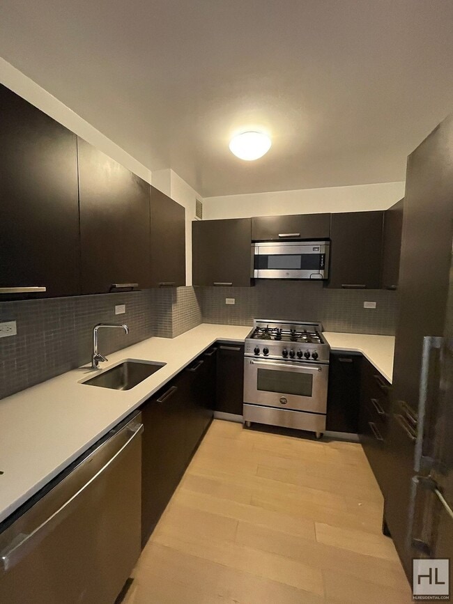 Building Photo - AMAZING ONE BEDROOM APARTMENT!! AMAZING DE...