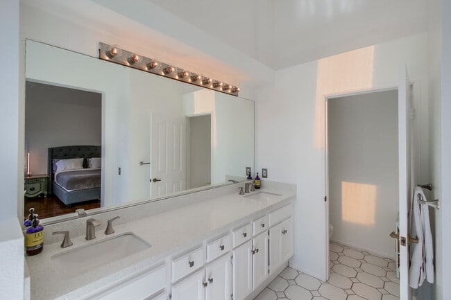 Building Photo - 7140 Calabria Ct