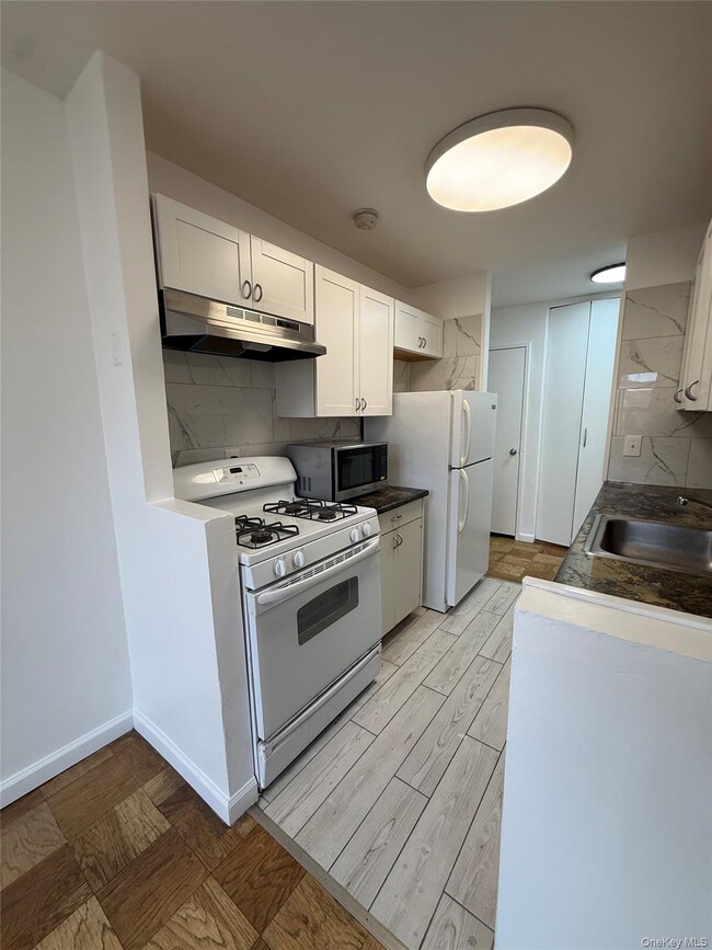 Building Photo - 16 Lake St