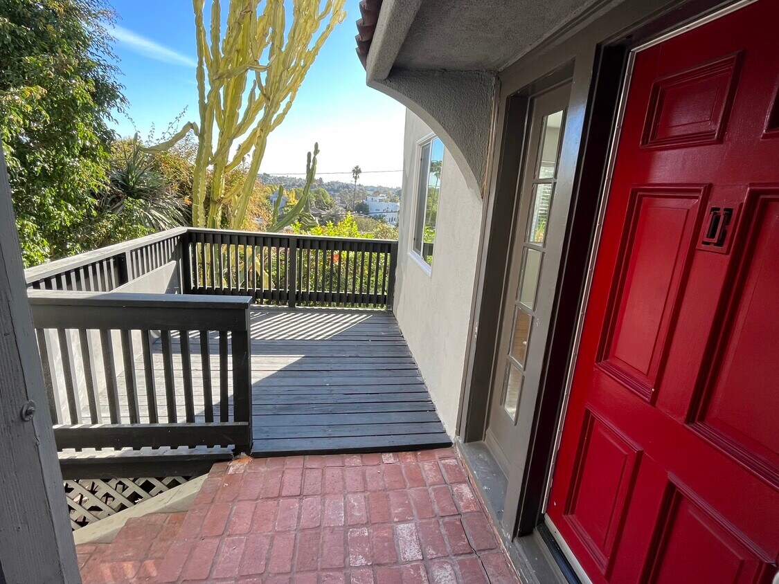 main entrance - 934 Micheltorena St