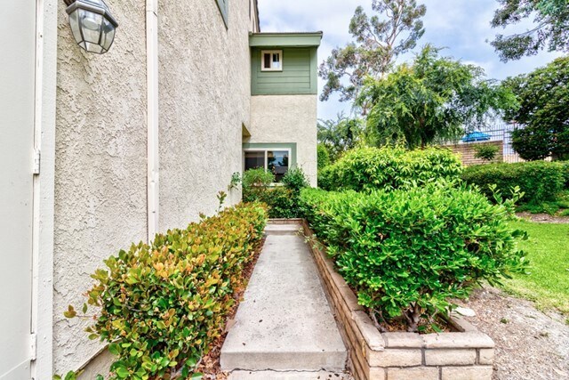 Building Photo - 1666 Albany Ct