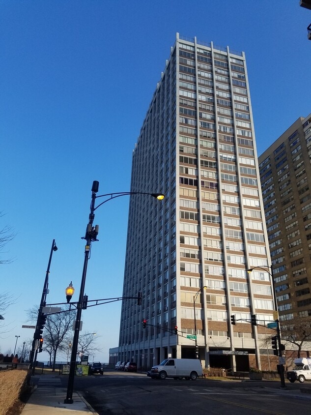 Primary Photo - 6171 N Sheridan Rd