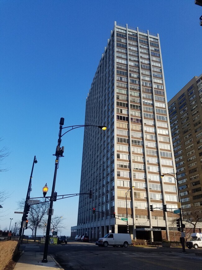 Building Photo - 6171 N Sheridan Rd