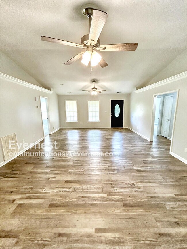 Building Photo - Lovely 3-Bedroom Home with Modern Amenitie...