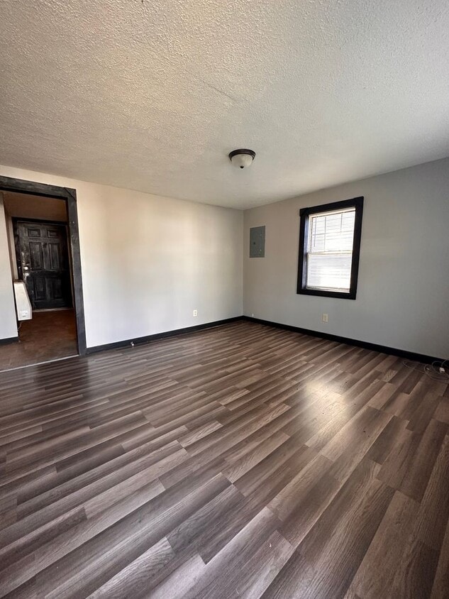 Building Photo - 2 Bed 1 Bath House