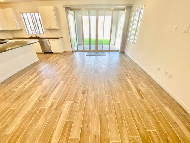 Building Photo - STUNNING LIKE NEW SINGLE-FAMILY HOME 3 BEDROOM / 2.5 BATHROOMS, WITH 2 CAR GARAGE!!