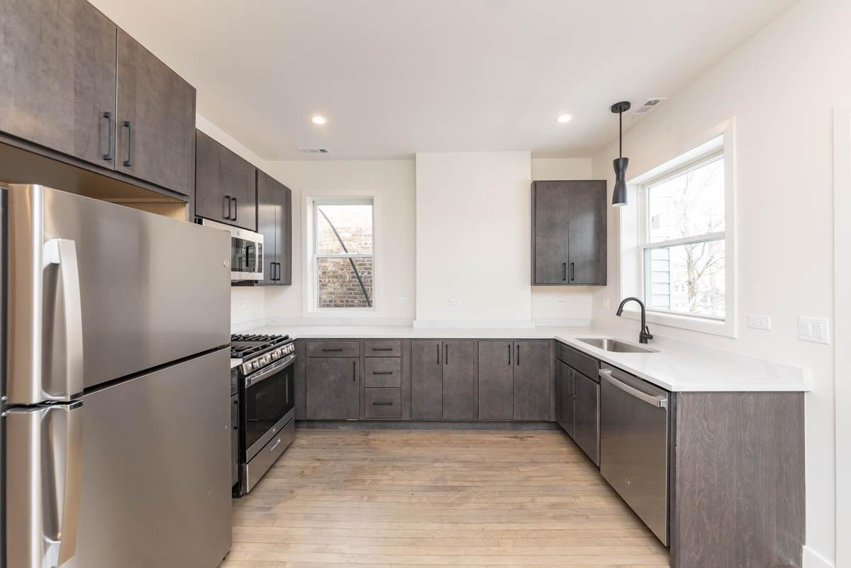 Foto principal - 3 bedroom in Chicago IL 60618