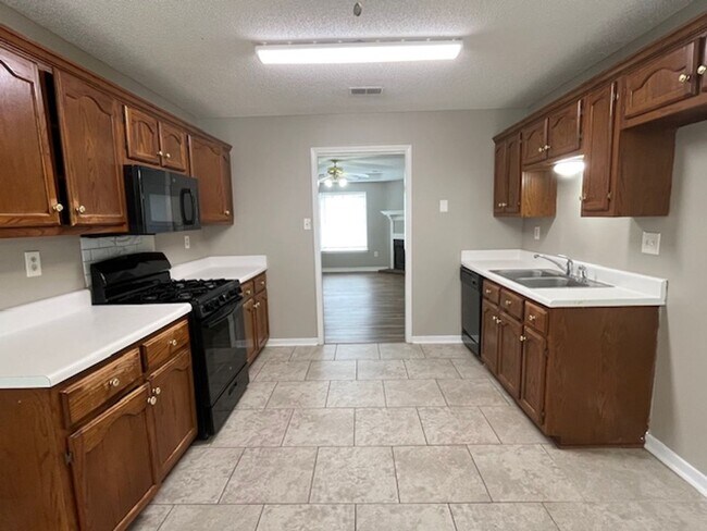 Foto del edificio - Renovated 4 Bedroom 2 Bath Home with 2 Car Garage for Rent!