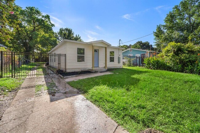 Building Photo - 1723 Esperanza St