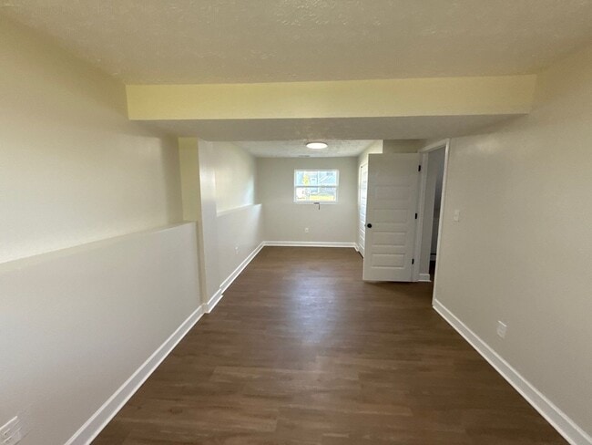 Foto del edificio - Spacious 5BR Bi-Level Home w/ Deck & Fence...