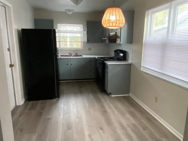 Kitchen - 3712 Douglas Rd