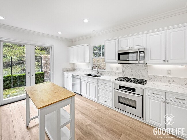 Foto del edificio - Highly Desired Irvine Living | 3-Bed, Office, Gated Community