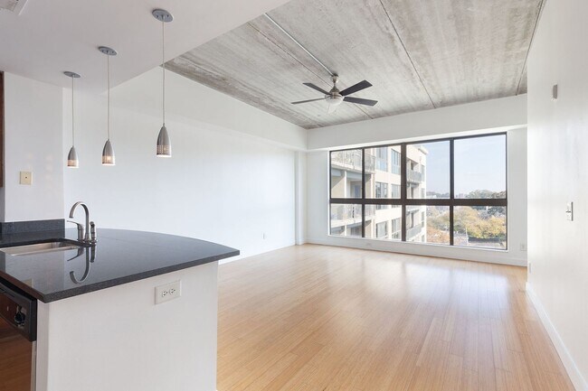 Foto del edificio - 1/1  Condo in Grant Park w/ City Views Right By Grant Park Market and Shops!