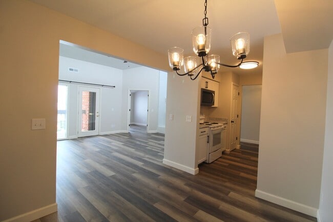 Foto del edificio - Fun and Stylish Living at Madison Manor! Top-Floor Condo with Vaulted Ceilings and Skylights