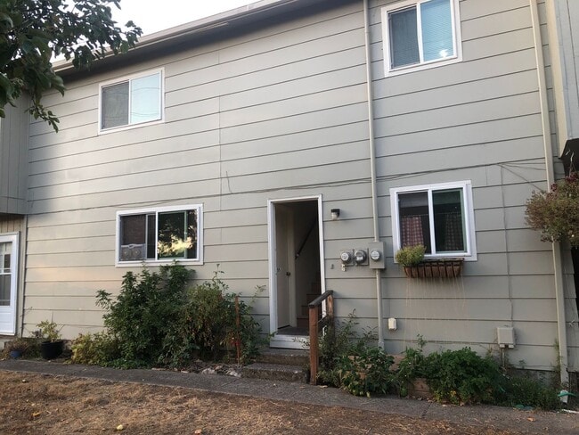 Building Photo - Large upstairs 2 bedroom apartment!