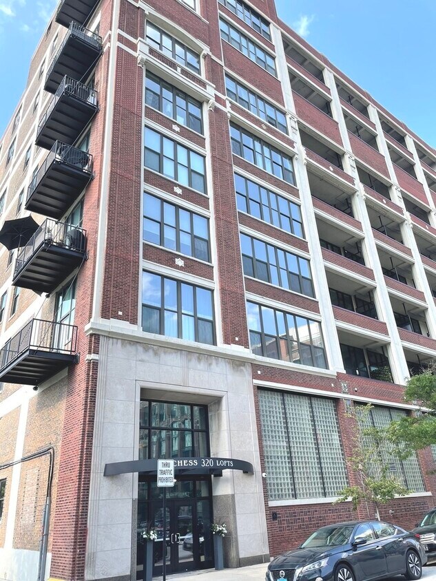 Primary Photo - 320 E 21st St