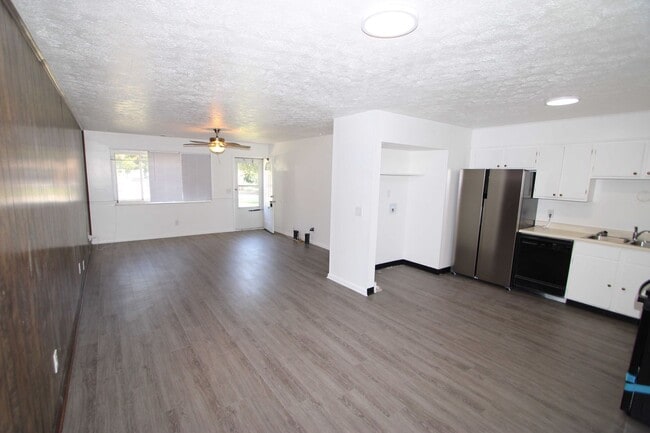 Building Photo - Amazing 3 Bed 1 Bath Home