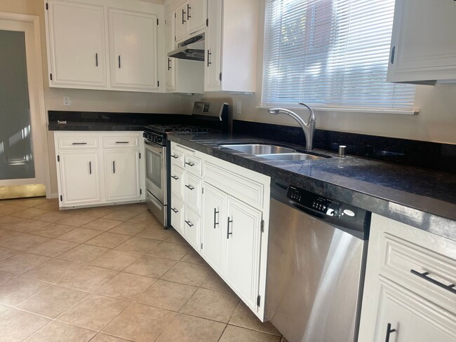 Foto del edificio - Woodland Hills 3bd 2ba gem with pool!