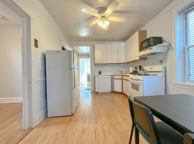 Building Photo - 2442 N Ashland Ave