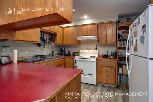 Building Photo - 1611 Lakeway Dr
