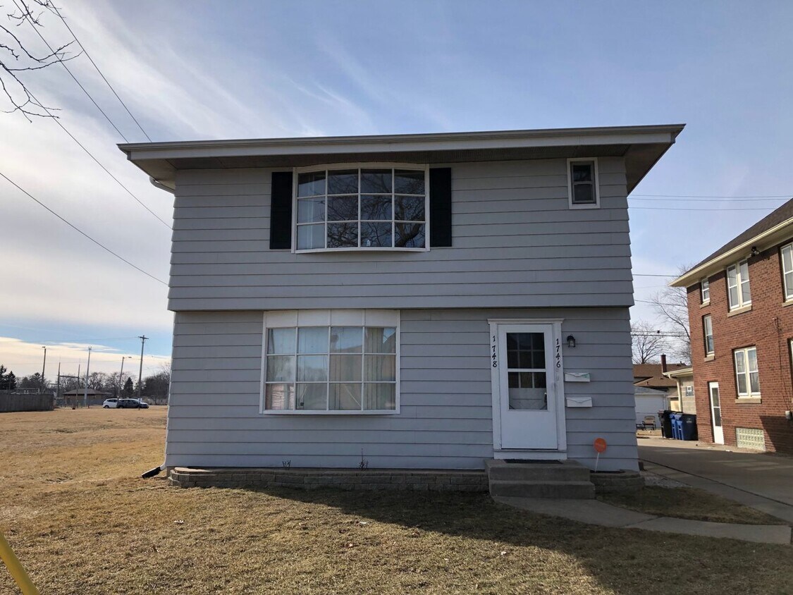 17461748 Deane Blvd Unit upper, Racine, WI 53405 Room for Rent in