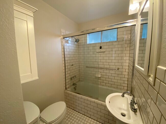 Building Photo - 708 N Catalina Ave