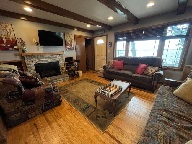 Foto del edificio - Fully Furnished Lake Home Available Sept. 15th, thru May 15th