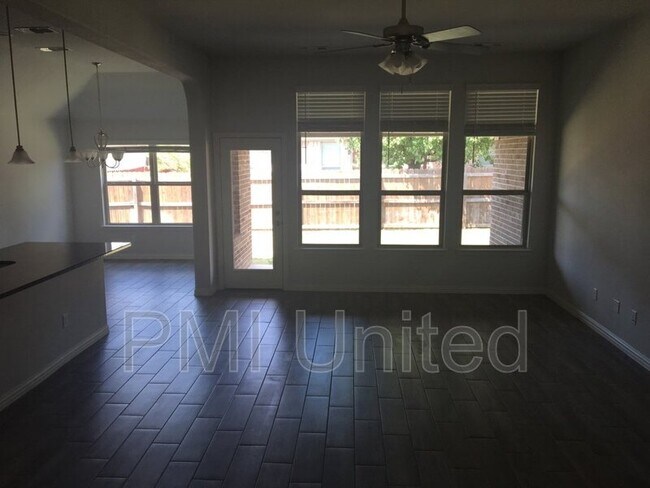 Building Photo - 3005 Cliffview Dr