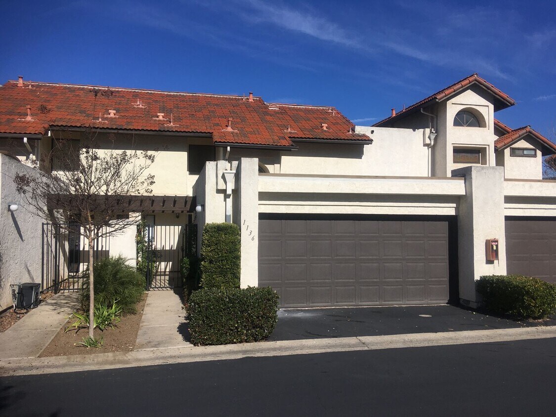 Foto principal - 2 Bed/2.5 Bath Sunset Hills Townhome