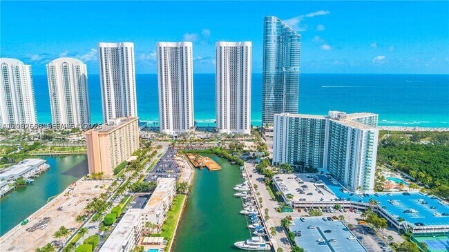 Foto del edificio - 100 Bayview Dr